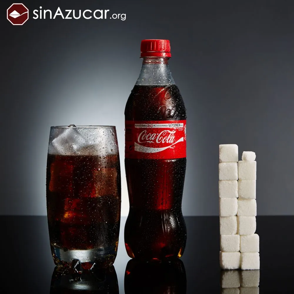 Una botella de 500ml Coca-Cola contiene 53gr de azúcar, lo que equivale a 13,25 terrones