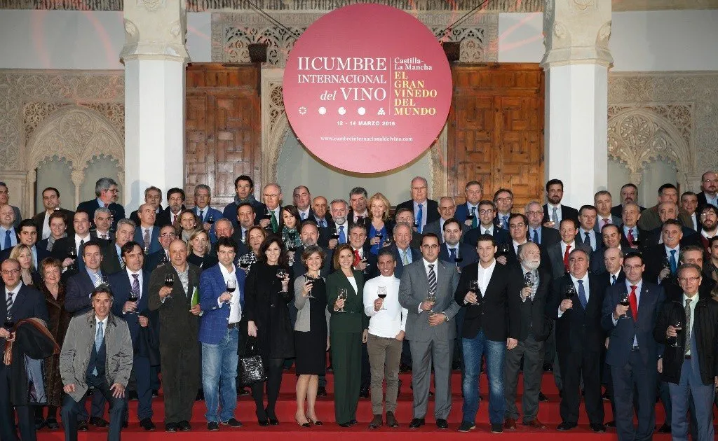 Cospedal presenta la II Cumbre Internacional del Vino, junto a Pitingo, Manu Tenorio y mucha más gente