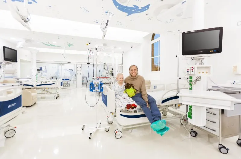 Paco Arango, con un niño enfermo en la UCI del Niño Jesús