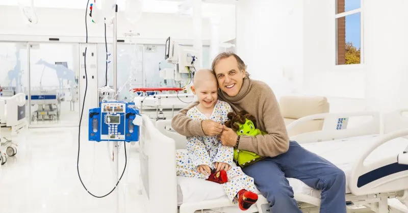 Paco Arango, con un niño enfermo en la UCI del Niño Jesús