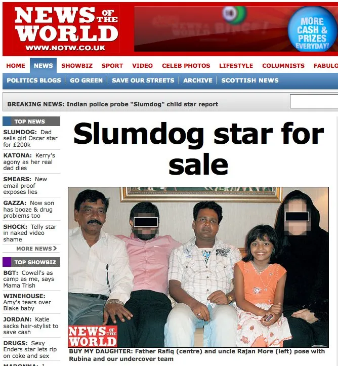 slumdogmillionaire1 La familia y los reporteros, con la protagonista de Slumdog Millionaire