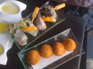 Croquetas de venado y ensalada de mango Croquetas de venado y ensalada con salsa de mango