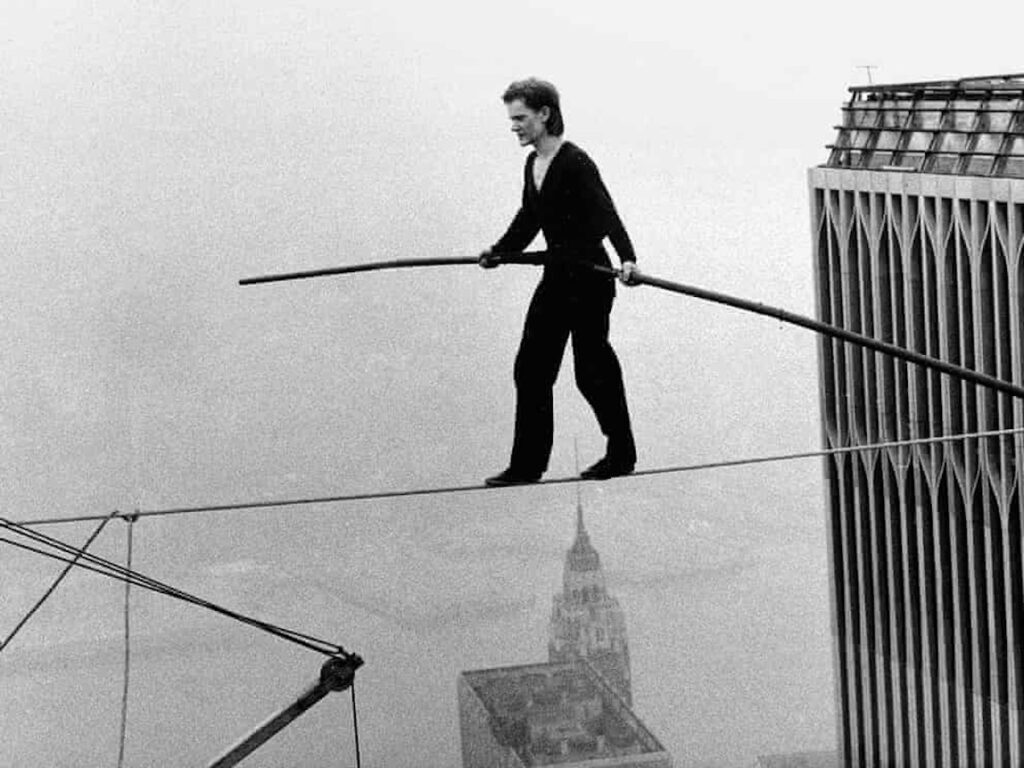 Philippe-Petit-cruzando-las-Torres-Gemelas-sobre-un-cable_1200x900